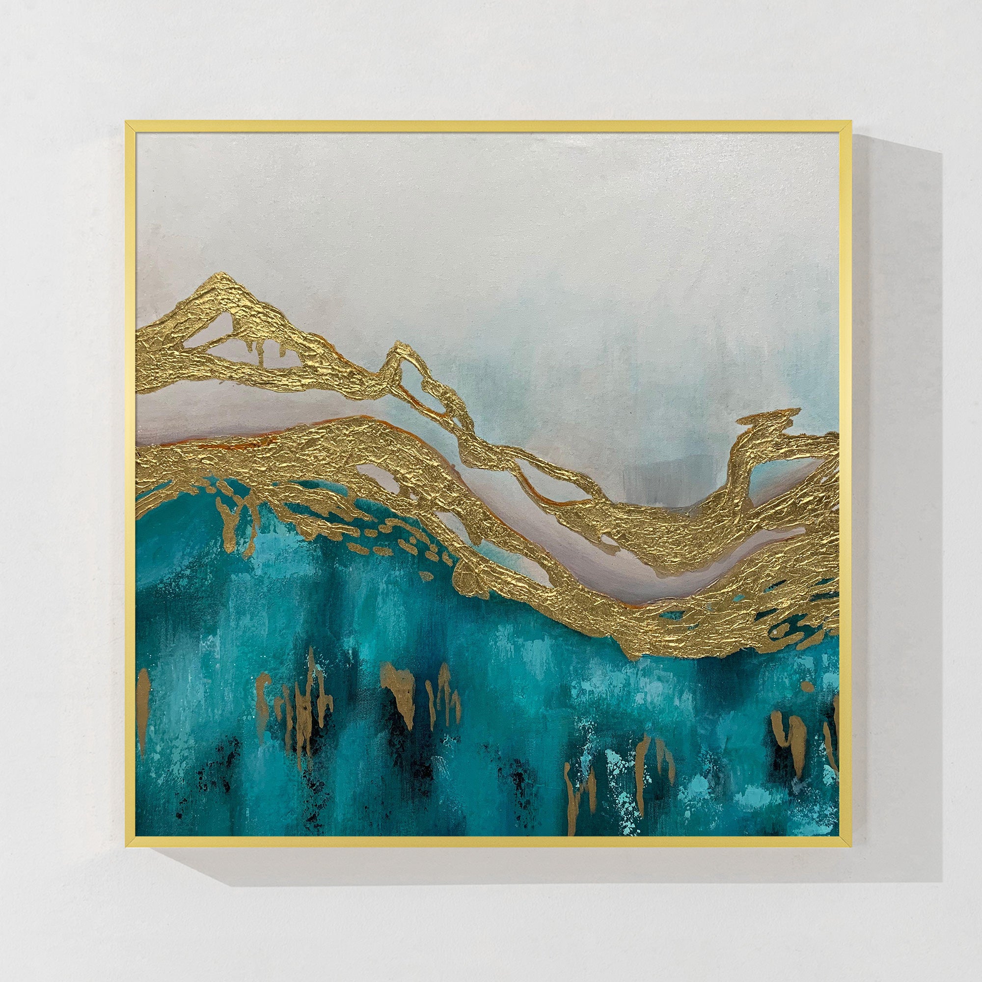 キャンバスに描かれた抽象的なターコイズとゴールドの山の壁アート