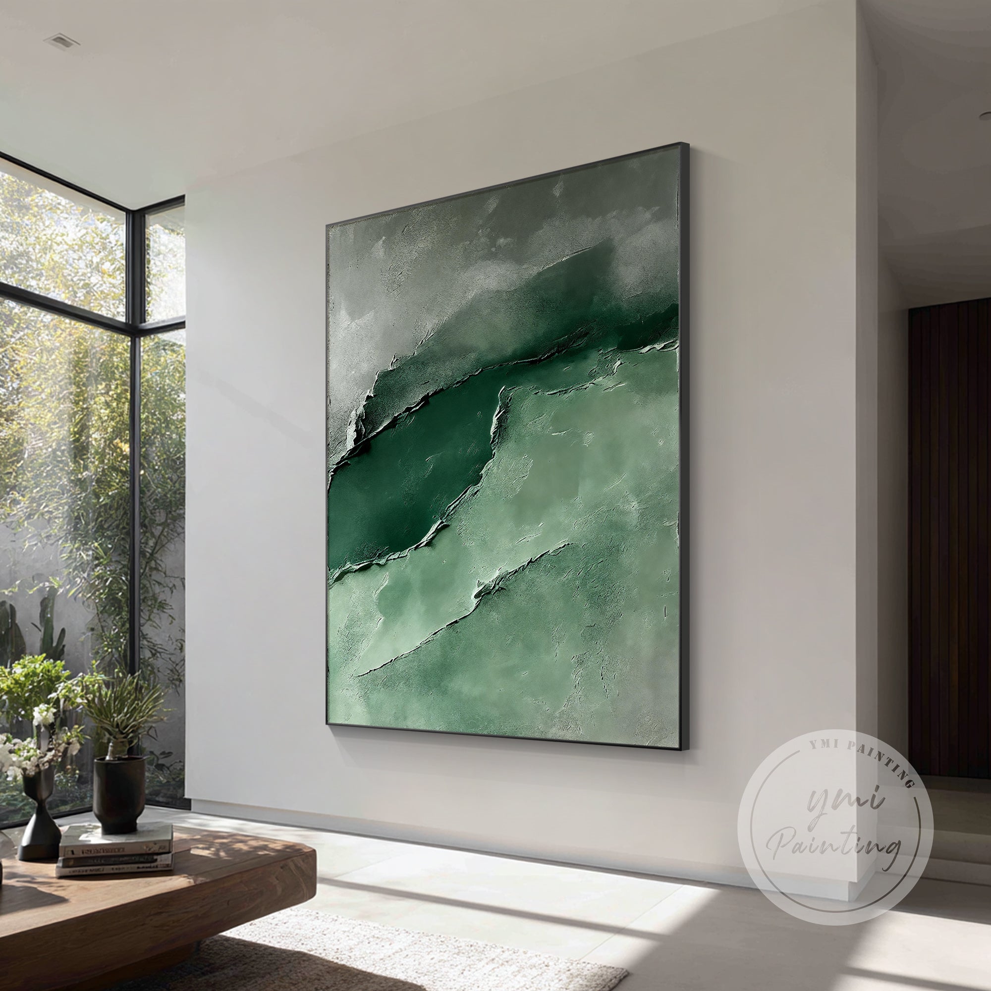 Obra de arte abstrata verde texturada num corredor moderno.