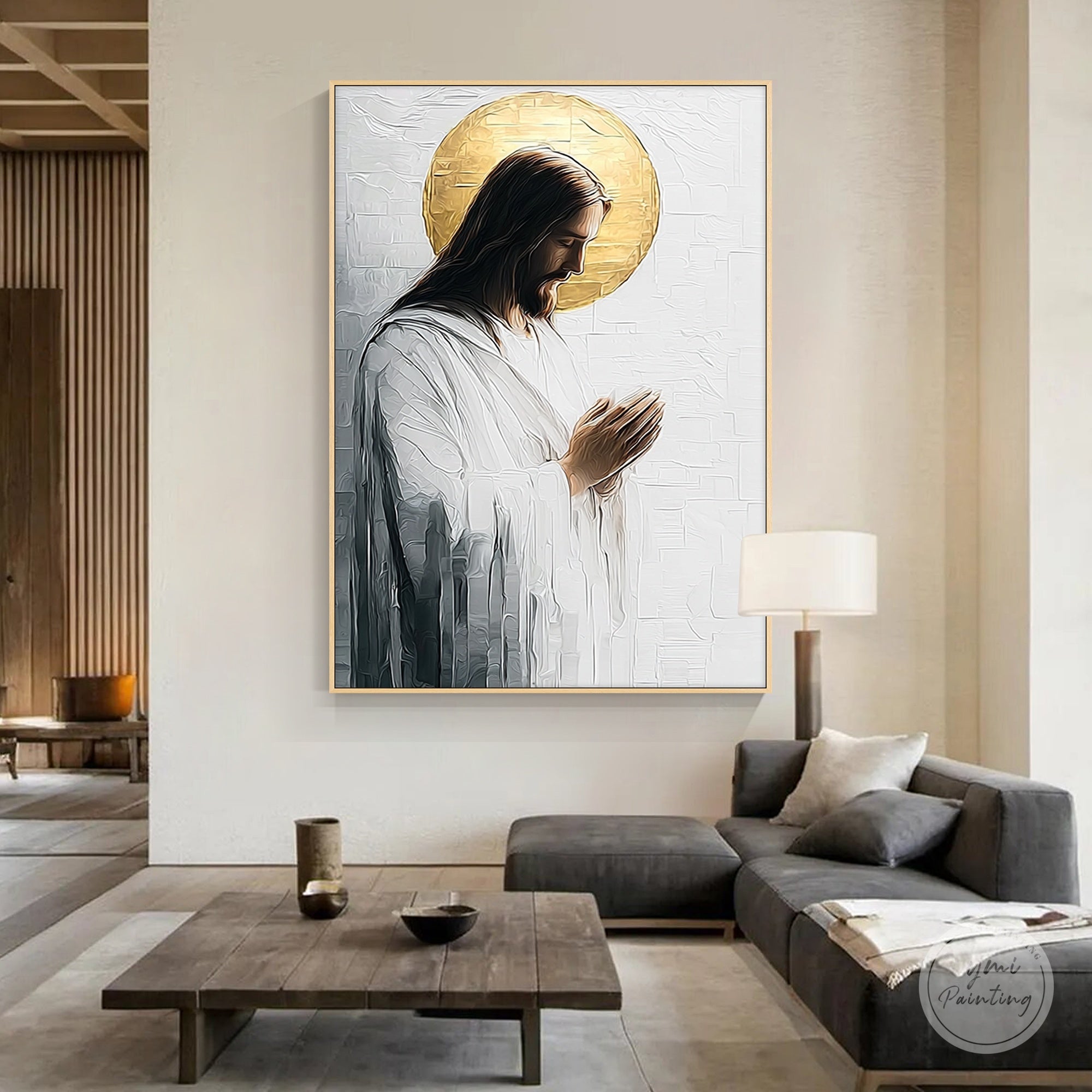 Ritratto di Cristo su tela in un soggiorno contemporaneo con design d'interni neutro.
