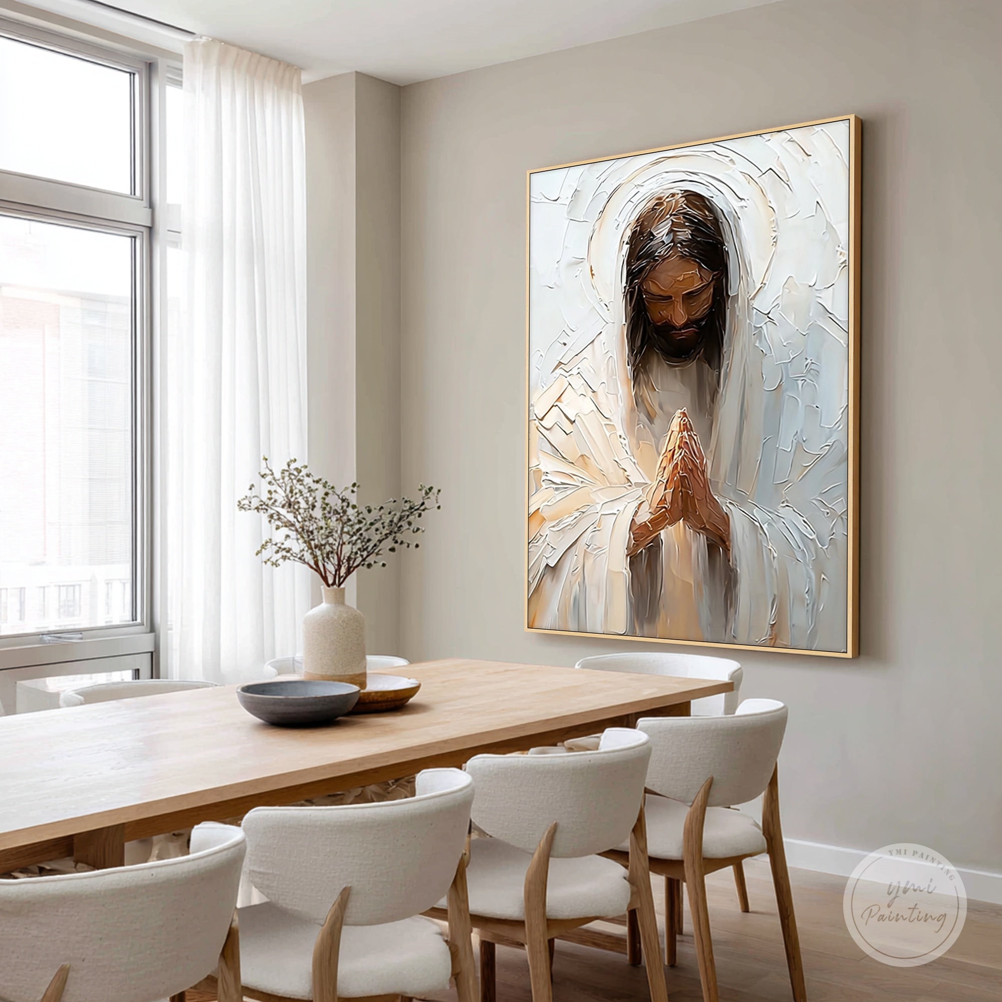 Jesus som ber, maleri vist i en moderne stue som skaper en fredelig, åndelig atmosfære.