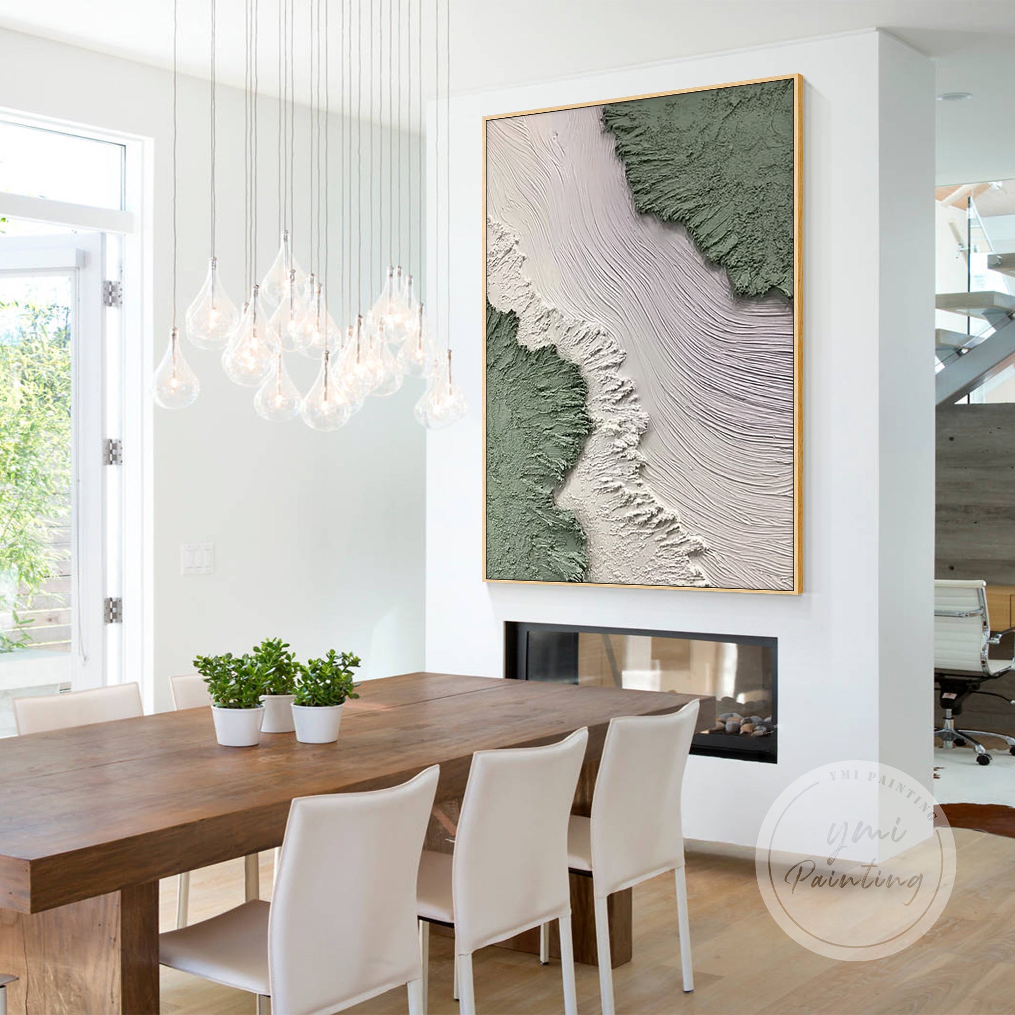 Arte de parede texturizada abstrata numa parede interior neutra.