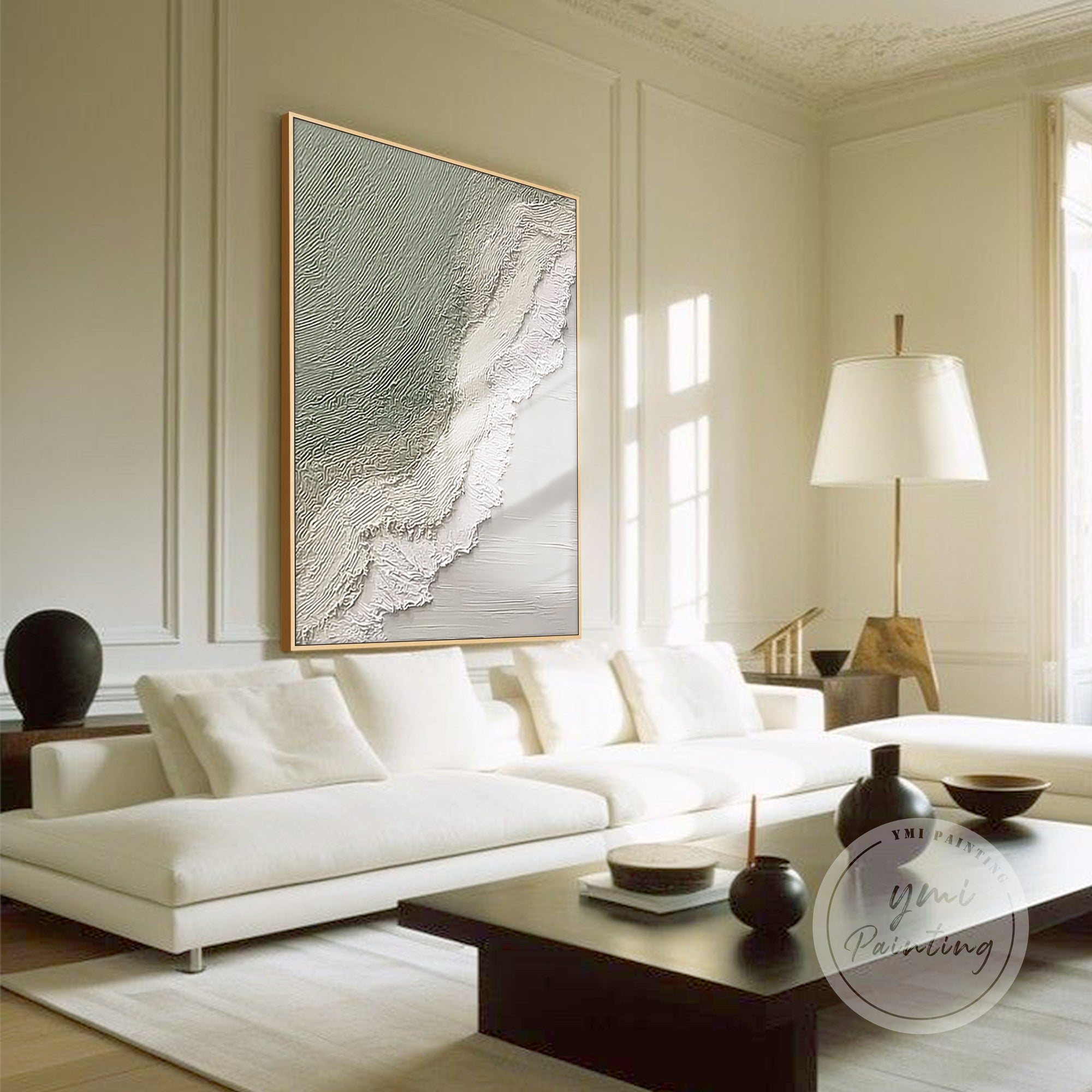 moderne abstrakte Wandkunst an minimalistischer weißer Wand