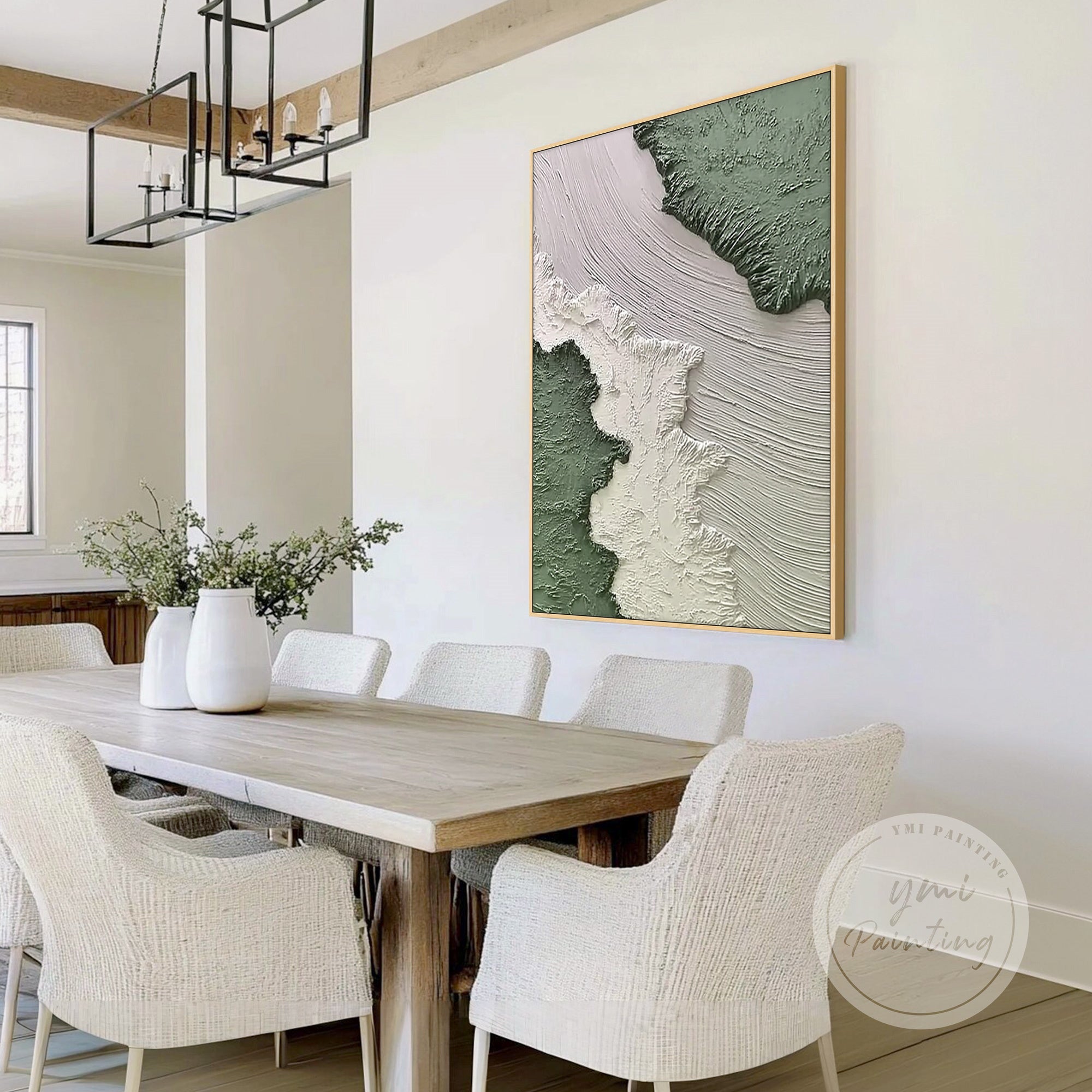 Opera d'arte astratta verde e bianca con texture su parete bianca minimalista.