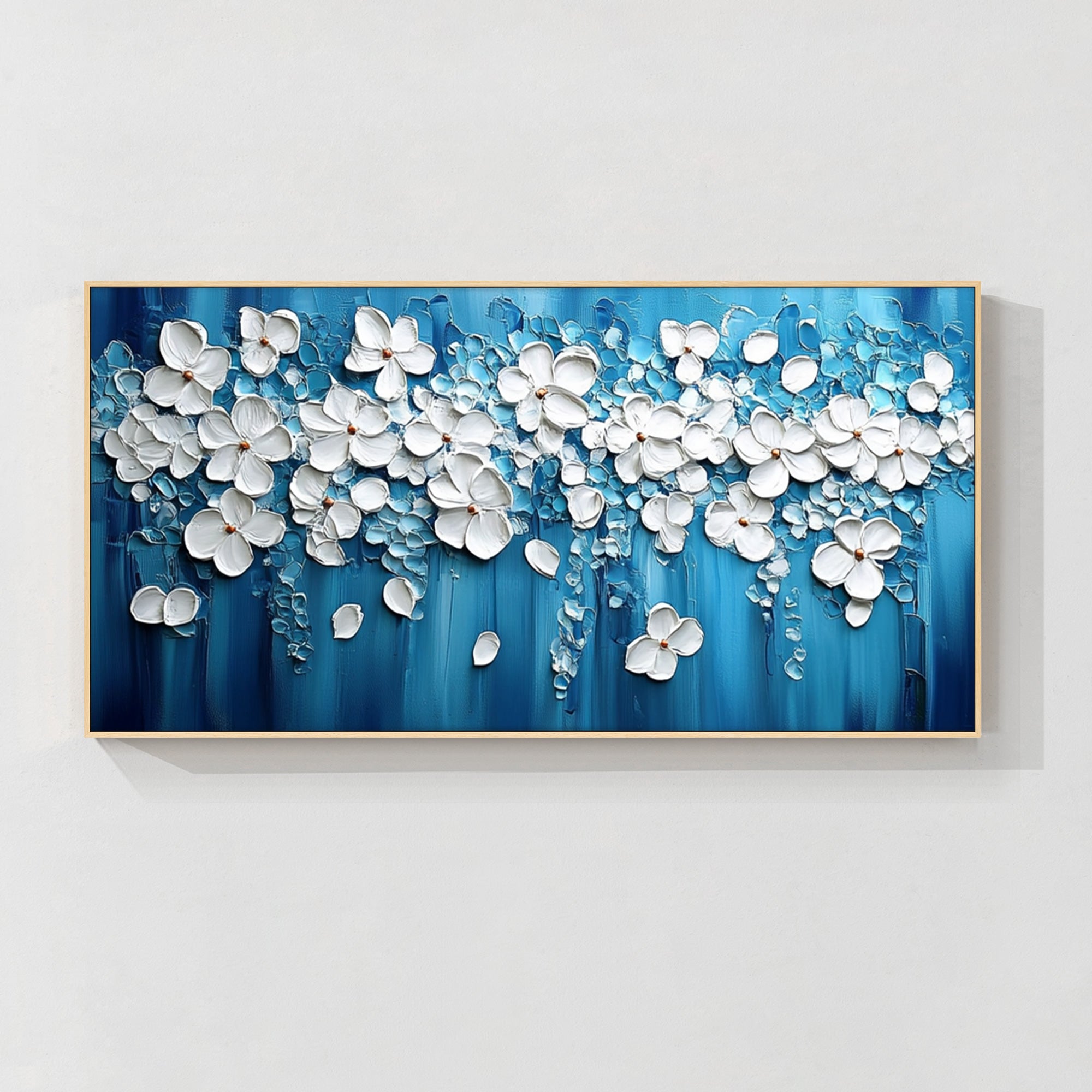 Arte de pared con flores blancas texturizadas sobre lienzo abstracto azul