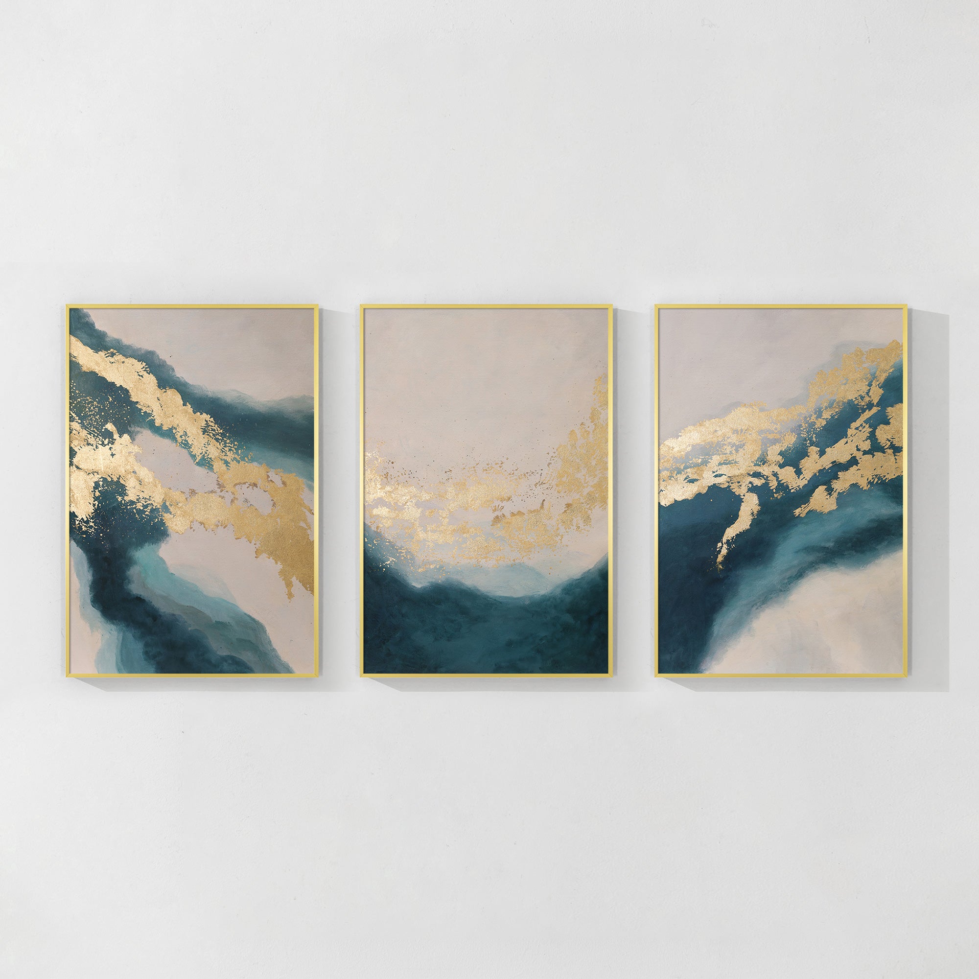 トリプルターコイズとゴールドの抽象的な壁アート、海にインスパイア