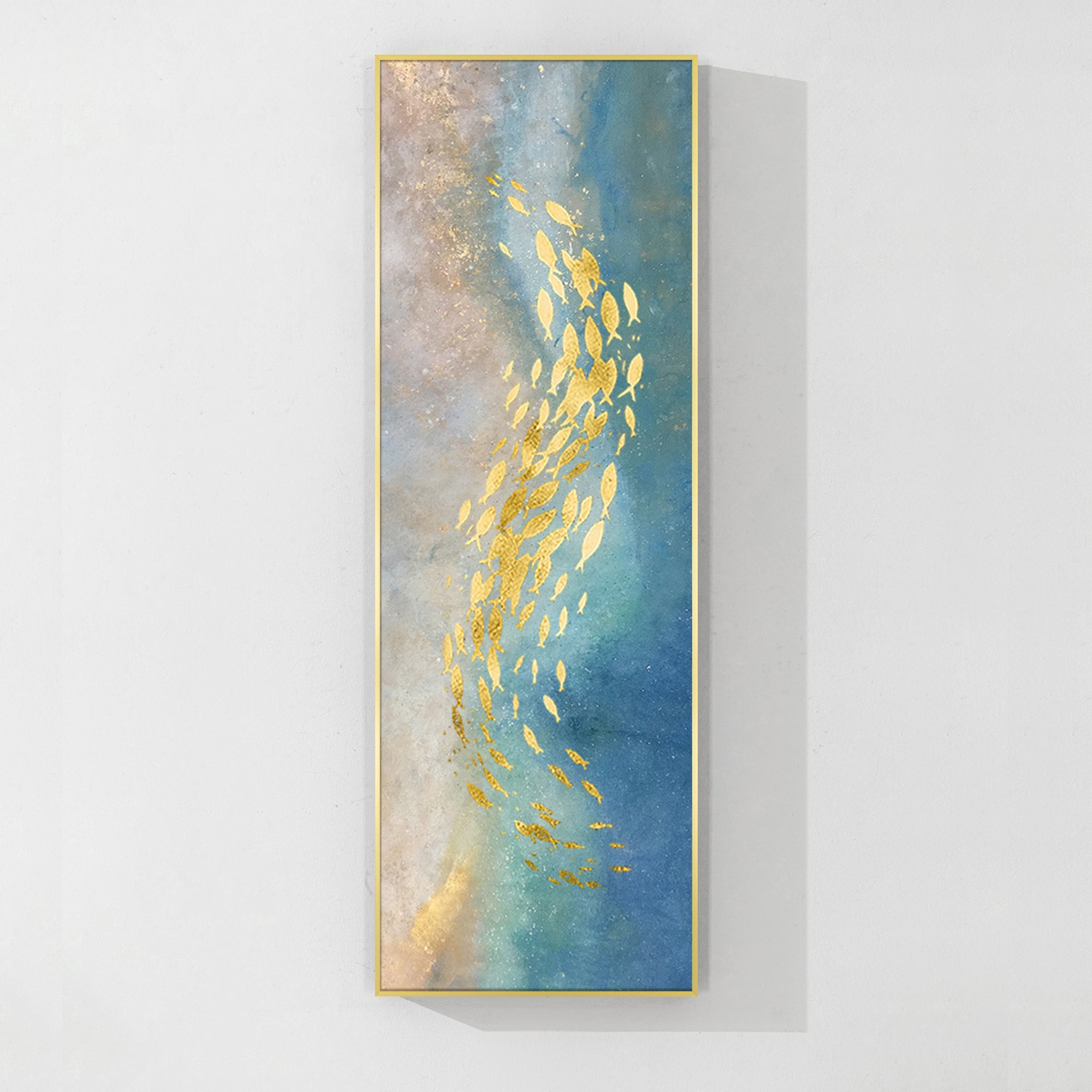 抽象的な油彩画 魚の描写　“遡上する金魚” シャンパンブルーのきらめきを放つ縦向きの抽象的な金魚の絵画
