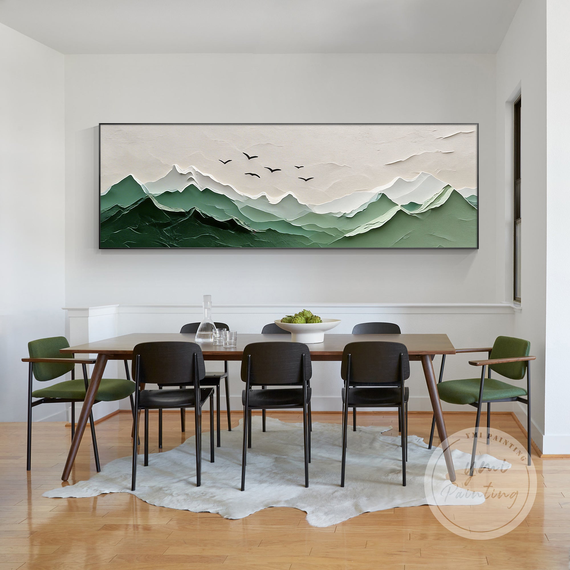 obra de arte panorâmica de montanha verde numa sala de estar contemporânea