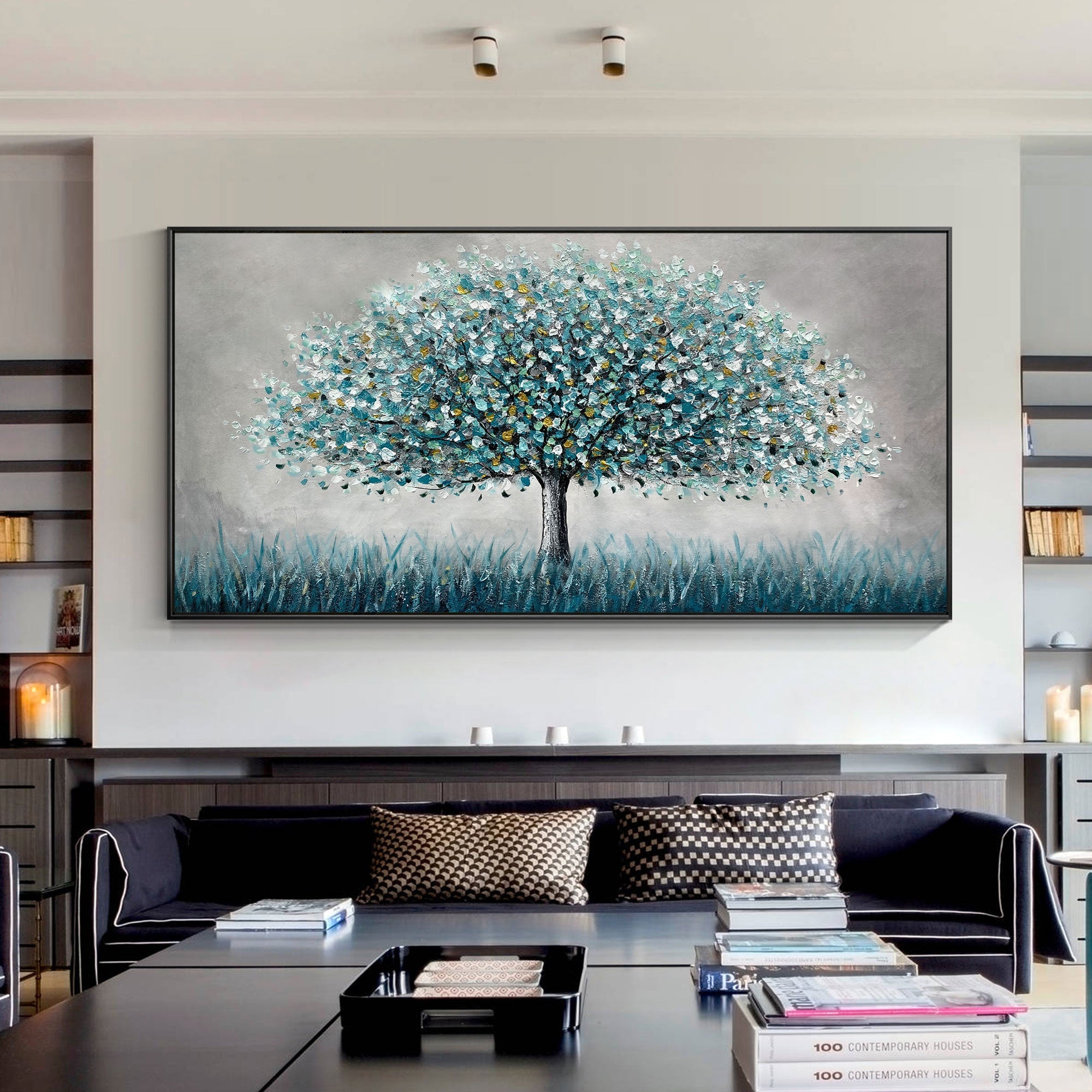 キャンバスに描かれた青と金の抽象的な花咲く木の絵画